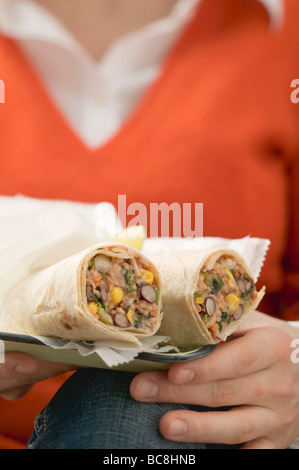 Frau Bohne Burritos - holding Stockfoto