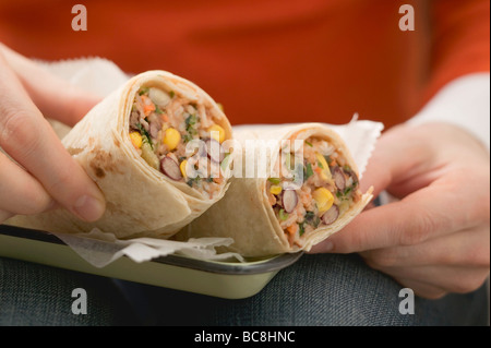 Frau Bohne Burritos - holding Stockfoto