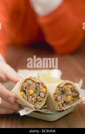 Frau mit Burritos- Stockfoto