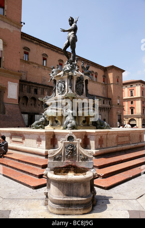 Neptun-Brunnen mit einem Trinkbrunnen im Vordergrund Piazza del Nettuno Bologna Italien Stockfoto