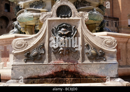 Detail der Trinkbrunnen neben Neptun Brunnen Piazza del Nettuno Bologna Italien Stockfoto