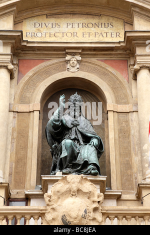 Fassade des Palazzo Comunale mit der Bronze-Denkmal von Papst Gregor Xiii über dem Eingang Piazza Maggiore Bologna Italien Stockfoto