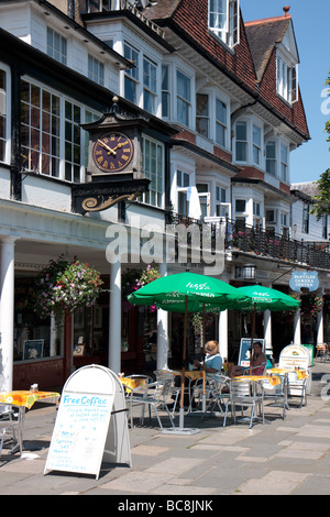 Ein Blick auf den Pantiles in Royal Tunbridge Wells zeigt, ein Café und die Pantiles Uhr Stockfoto