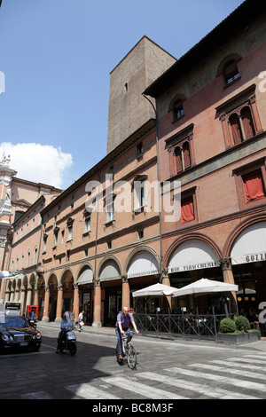 Blick entlang via Indipendenza Dell eine der wichtigsten Straßen Bologna Italien Stockfoto