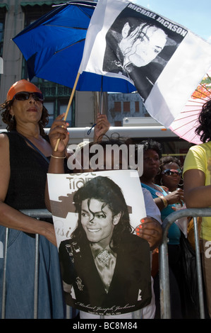 Tausende von Michael Jackson-Fans versammeln sich vor dem Apollo Theater in Harlem in New York für ein Denkmal an die verstorbenen pop-Ikone Stockfoto