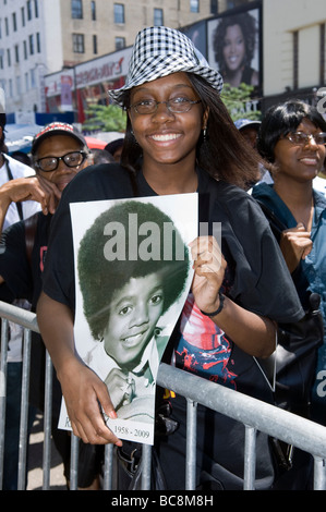 Tausende von Michael Jackson-Fans versammeln sich vor dem Apollo Theater in Harlem in New York für ein Denkmal an die verstorbenen pop-Ikone Stockfoto