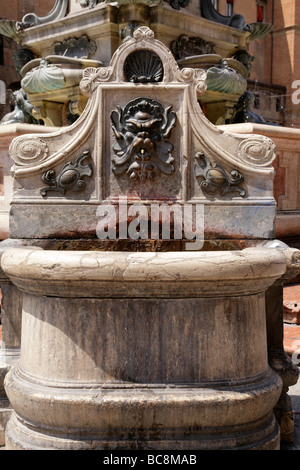 Detail der Trinkbrunnen neben Neptun Brunnen Piazza del Nettuno Bologna Italien Stockfoto