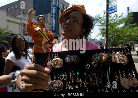 Tausende von Michael Jackson-Fans versammeln sich vor dem Apollo Theater in Harlem in New York für ein Denkmal an die verstorbenen pop-Ikone Stockfoto