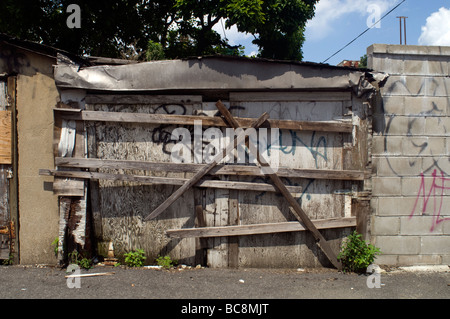 Mit Brettern vernagelt Garagentor in einer Gasse in Astoria, Queens in New York am 27. Juni 2009 Frances Roberts Stockfoto