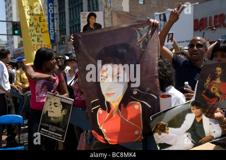 Tausende von Michael Jackson-Fans versammeln sich vor dem Apollo Theater in Harlem in New York für ein Denkmal an die verstorbenen pop-Ikone Stockfoto