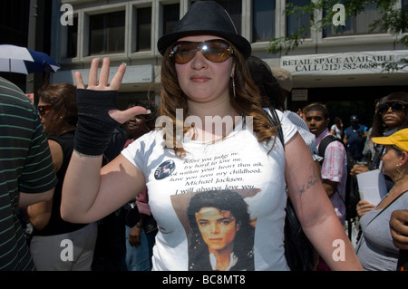 Tausende von Michael Jackson-Fans versammeln sich vor dem Apollo Theater in Harlem in New York für ein Denkmal an die verstorbenen pop-Ikone Stockfoto