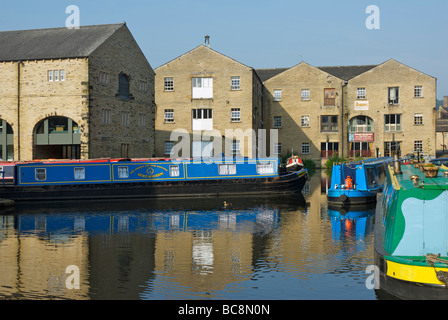 Narrowboats auf Rochdale Kanal bei Sowerby Bridge, Calderdale, West Yorkshire, England UK Stockfoto