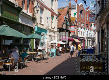 Geschäfte und Straßencafés in der George Street, Altstadt von Hastings, England Stockfoto