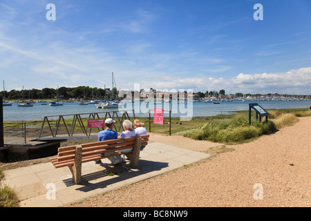 Drei Passagiere warten auf die Fähre in Warsash, Ziel Hamble-Le-Reis am anderen Ufer des River Hamble, Hampshire, Uk Stockfoto