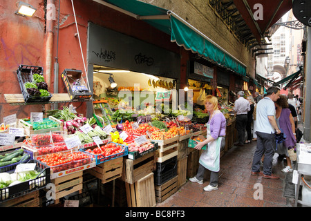 Obst und Gemüse Marktstände in der schmalen Straße via Pescherie Vecchie Bologna Italien Stockfoto