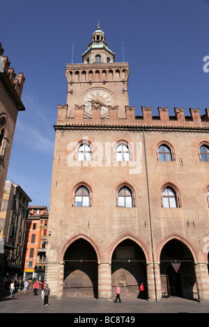 Uhrturm des Palazzo Comunale in Piazza Maggiore Bologna Italien Stockfoto