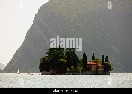 Isola di San Paolo Isle of St. Paul am See Iseo Lombardei Italien an einem heißen Sommertag Stockfoto