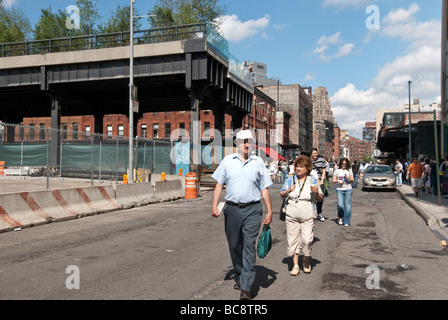 Menschen wandern Sie hinunter Gansevoort Street an der langen Leine auf dem Bürgersteig warten auf den High Line Park in New York City zu betreten Stockfoto