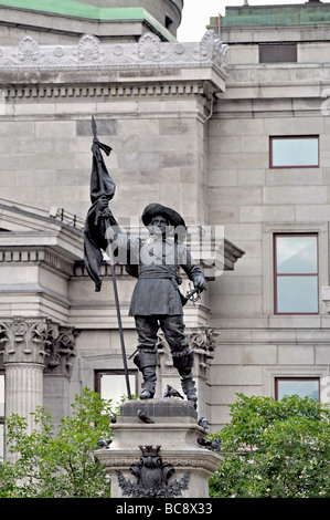 Statue von Paul de Chomedey Maisonneuve, französischer Militär Offizier und Gründer von Montreal - Denkmal in der Place d ' Armes. Stockfoto