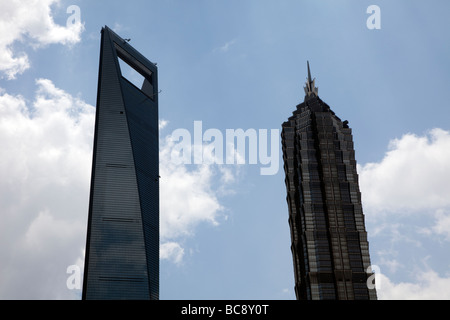 Der Jin Mao Tower und das Shanghai World Financial Center sind in Shanghai, China seein. Stockfoto