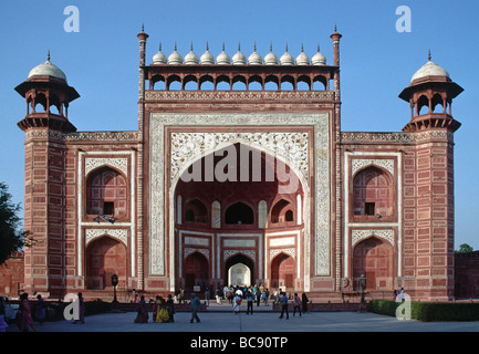 Der Hauptzugang zum TAJ MAHAL erbaut von Kaiser Shahjahan für seine Frau im Jahre 1653 AGRA Indien Stockfoto
