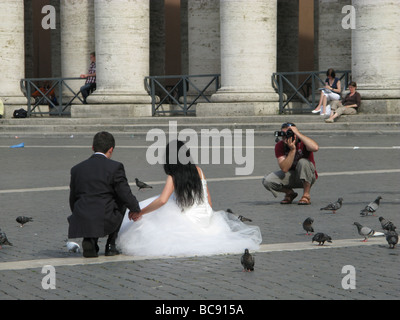 Hochzeitspaar posiert für Fotografen in dem Petersplatz in Rom Stockfoto