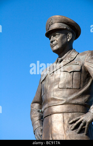 Bronzestatue von Dwight D Eisenhower befindet sich in der Eisenhower Presidential Center in Abilene, Kansas USA Stockfoto