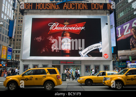 Eine riesige Leuchtreklame auf One Times Square in New York wirbt Budweiser Bier Stockfoto