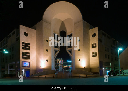 Außenansicht des Tel Aviv Performing Arts Center oder des Golda Center for Performing Arts, entworfen vom israelischen Architekten Yaakov Rechter in Tel Aviv Israel Stockfoto