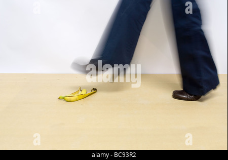 Frau auf eine Bananapeel zum Schritt gehen Stockfoto