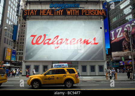 Eine riesige Leuchtreklame auf One Times Square in New York wirbt der neue Walgreens Drogerie Stockfoto