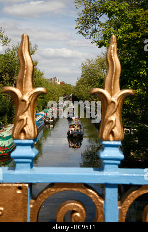 Blick durch die Warwick Avenue Bridge die Regents Canal, Maida Vale, London, UK Stockfoto