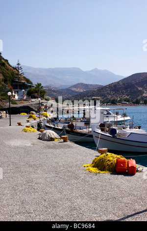 NOSTALGISCHER KAI DES HAFENS VON AGIA GALINI AUF DER GRIECHISCHEN INSEL KRETA. 2009 Stockfoto