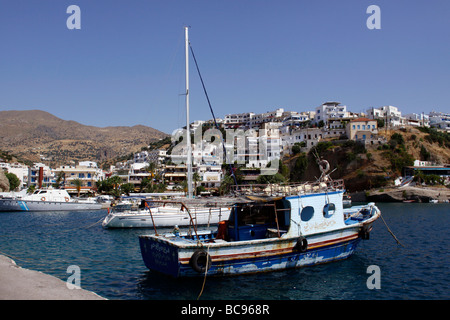 DER NOSTALGISCHE MALERISCHE HAFEN UND DIE KÜSTE VON AGIA GALINI AUF DER GRIECHISCHEN INSEL KRETA 2009 Stockfoto