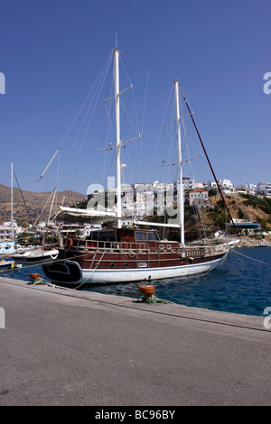 DER NOSTALGISCHE MALERISCHE HAFEN UND DIE KÜSTE VON AGIA GALINI AUF DER GRIECHISCHEN INSEL KRETA 2009 Stockfoto