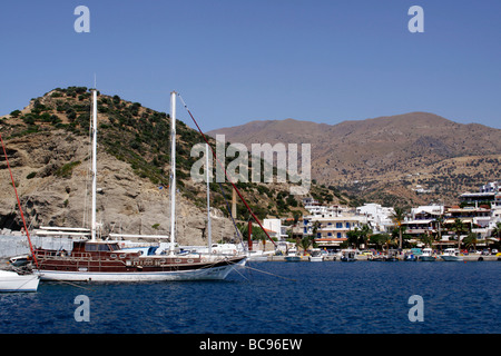 DER NOSTALGISCHE MALERISCHE HAFEN UND DIE KÜSTE VON AGIA GALINI AUF DER GRIECHISCHEN INSEL KRETA 2009 Stockfoto