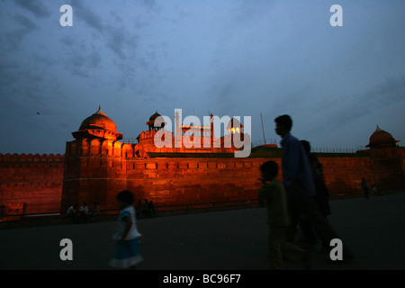 Das Rote Fort ist bei Sonnenaufgang in Neu-Delhi Indien einer der größten touristischen Orte in Indien gesehen. Stockfoto