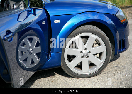 Reflexion des Audi TT Vorderrad in Fahrertür Stockfoto