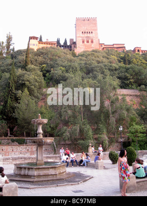 GRANADA, Spanien. Am frühen Abend in der Paseo de Los Tristes mit Blick auf die Alhambra Stockfoto