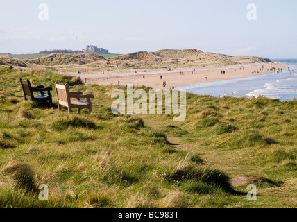 Blick entlang der Klippe Küste in Richtung Strand und Bamburgh Castle, gemeinsame Northumberland England UK Stockfoto