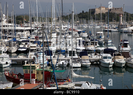 kleine Yachten und Fischerboote im Hafen Vieux Antibes Stockfoto