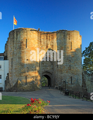 Eingangstor zum Tonbridge Castle, Kent, England, Großbritannien. Stockfoto