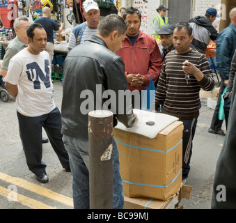 Illegales Glücksspiel auf der anderen Straßenseite im Petticoat Lane Market, London, UK Stockfoto