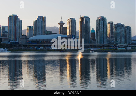 Sonnenuntergang hinter dem BC Place Stadium auf False Creek Vancouver British Columbia Kanada Stockfoto