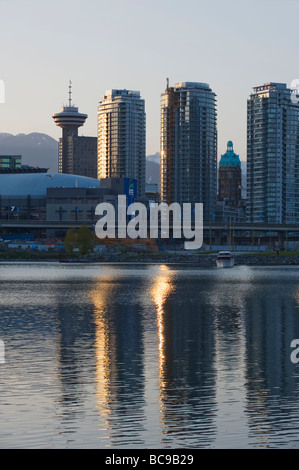 Sonnenuntergang hinter dem BC Place Stadium auf False Creek Vancouver British Columbia Kanada Stockfoto