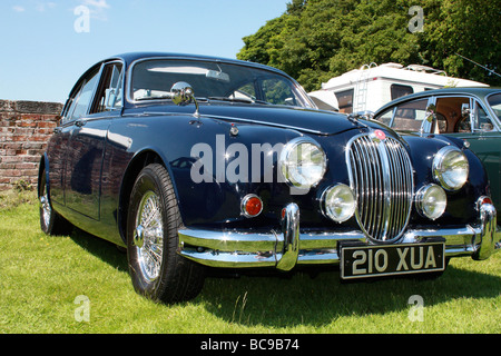 Jaguar Claasic MKII blau Stockfoto