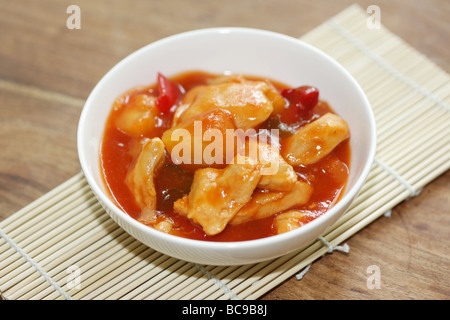 Im chinesischen Stil süß und sauer Huhn serviert in einer Schüssel mit Keine Personen Stockfoto