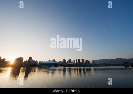 Sonnenuntergang hinter dem BC Place Stadium auf False Creek Vancouver British Columbia Kanada Stockfoto