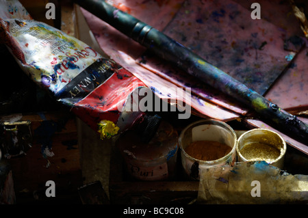 Stock Foto von einem eine Künstler-Röhre von Farben und Pinsel Stockfoto