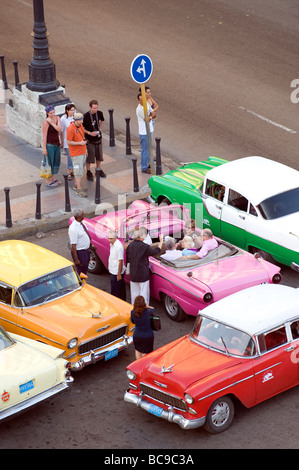 Amerikanische Oldtimer werden über Havanna, vorwiegend als lokales Taxi gefunden. Die rosa Caddilac ist die beliebte touristische Fahrt Stockfoto